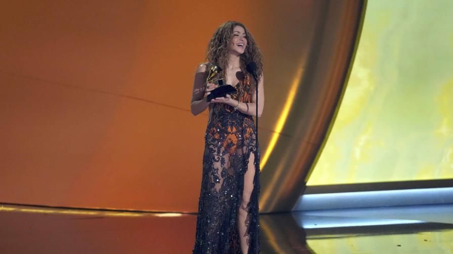 Shakira dedica a la comunidad inmigrante en EE.UU. su Grammy a mejor álbum de pop latino Shakira dedica a la comunidad inmigrante en EE.UU. su Grammy a mejor álbum de pop latino