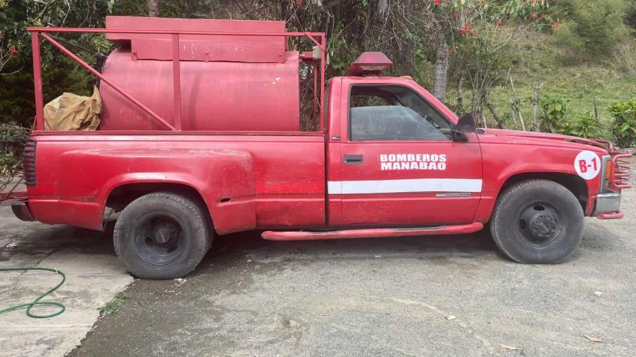 Falta de combustible deja varado a cami&oacute;n de bomberos en Manabao y vivienda se quema totalmente