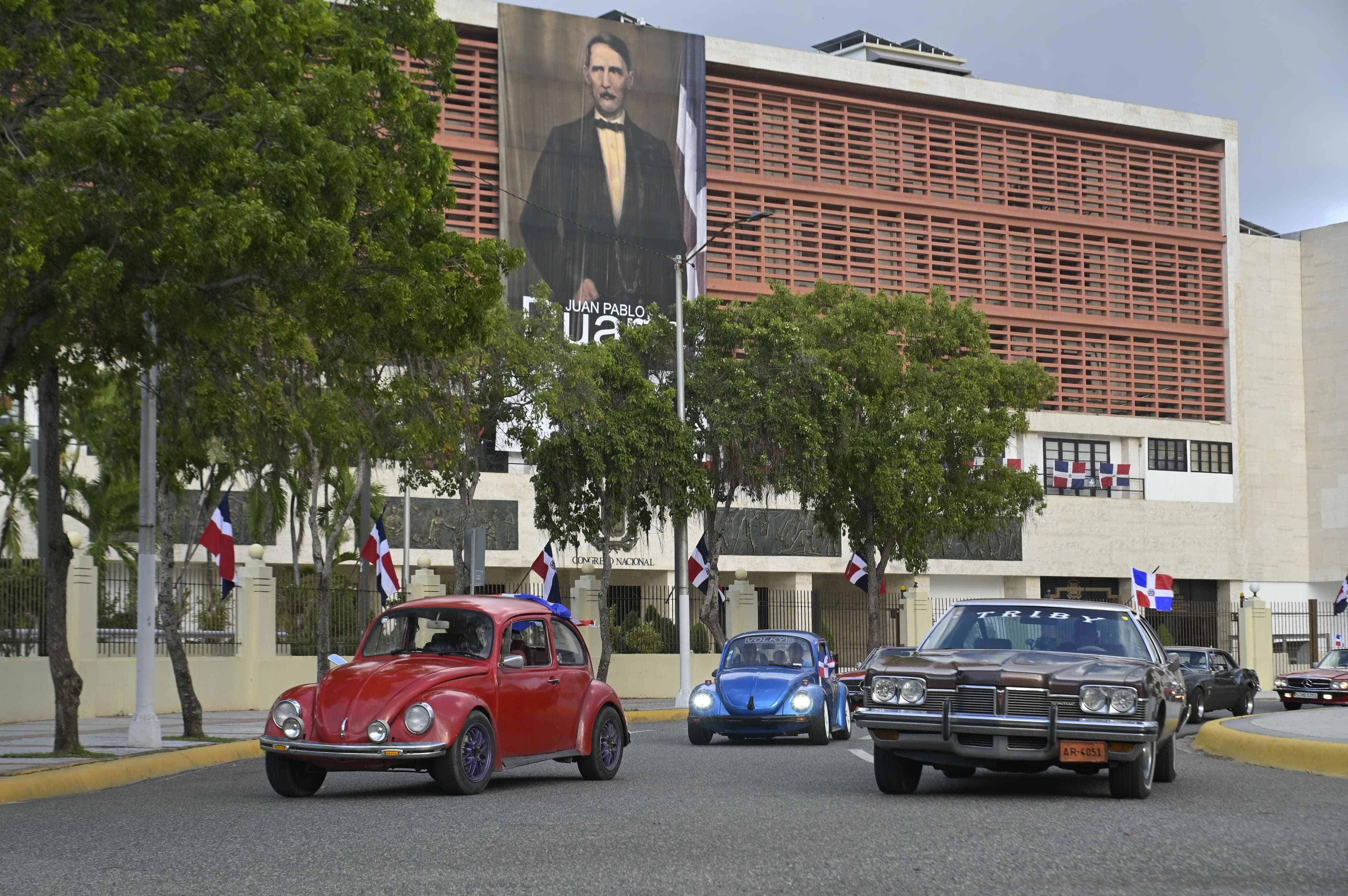 En el desfile participaron clubes de carros clásicos de país. 