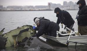 Trabajadores sacan del río Potomac restos de aeronaves que chocaron