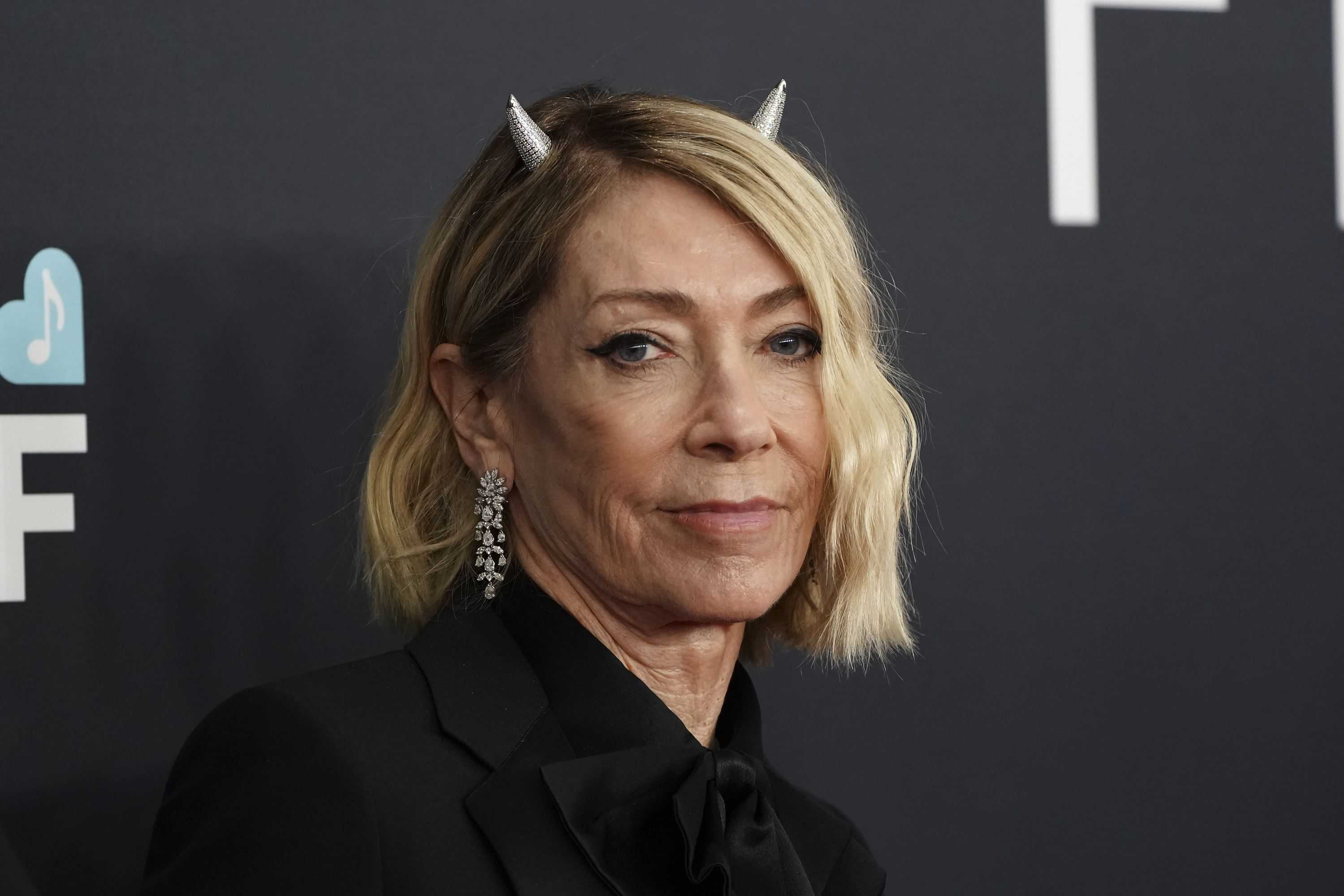 La cantante Kim Gordon (Sonic Youth) arriba a la entrega de los Premios Grammy con un par de cuernos en su cabeza.