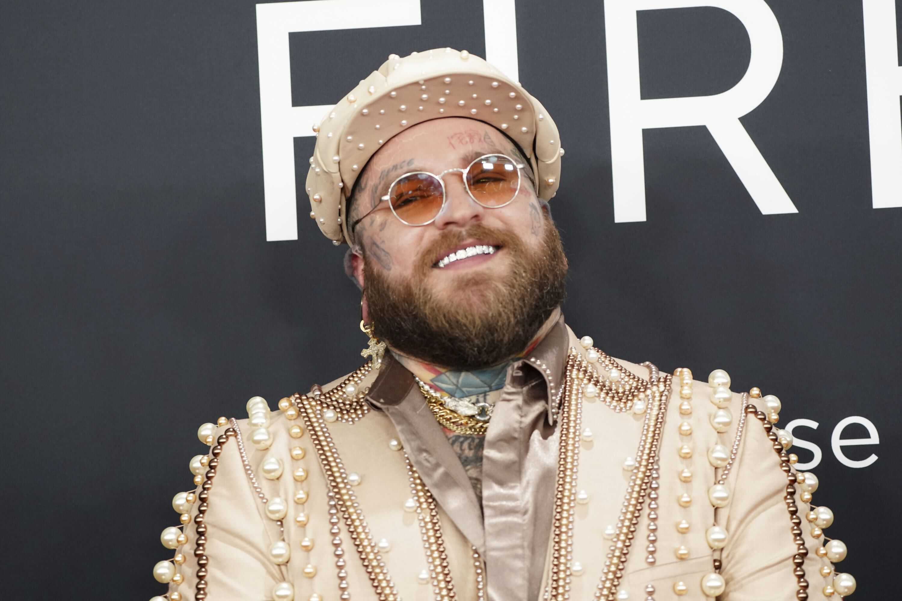 El cantante y compositor estadounidense, Teddy Swims, viste un llamativo atuendo adornado con perlas antes de la ceremonia de los premios de la música en Estados Unidos.