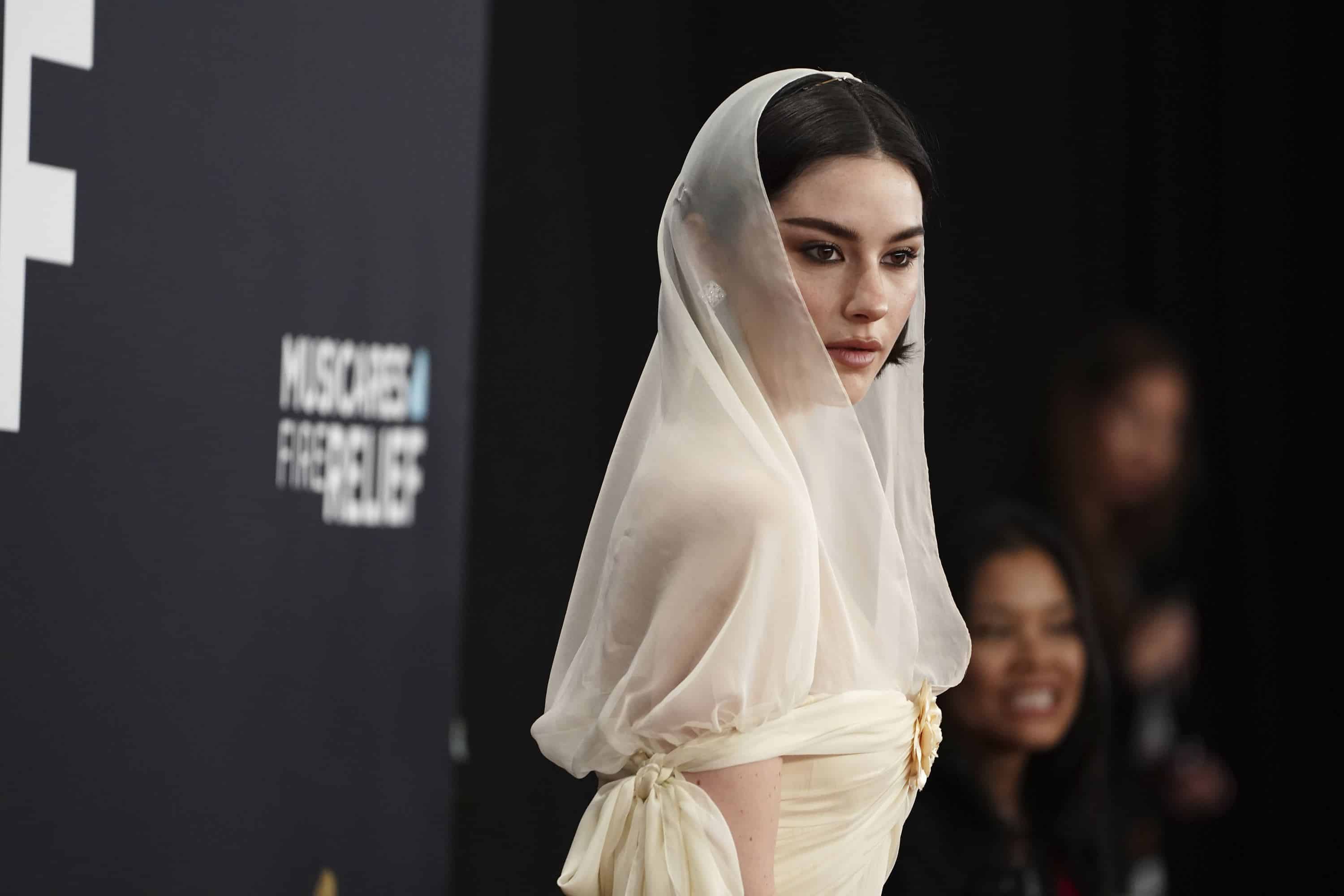 Gracie Abrams resaltó su belleza con un hermoso traje que exhibió en la alfombra roja de los Premios Grammy.