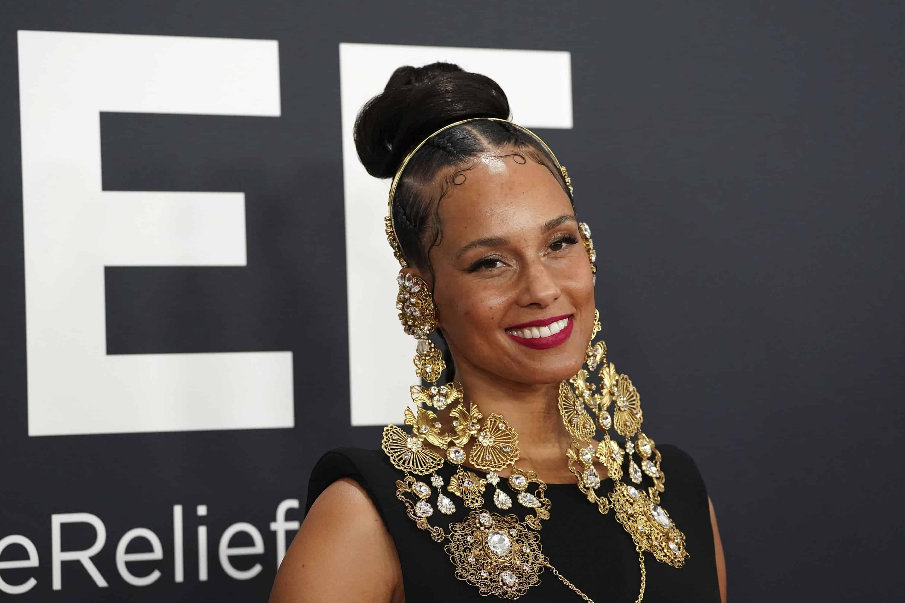 La multigalardonada Alicia Keys presentó un laborioso trabajo de orfebrería como parte del atuendo con el que asistió a la entrega de los Grammy.