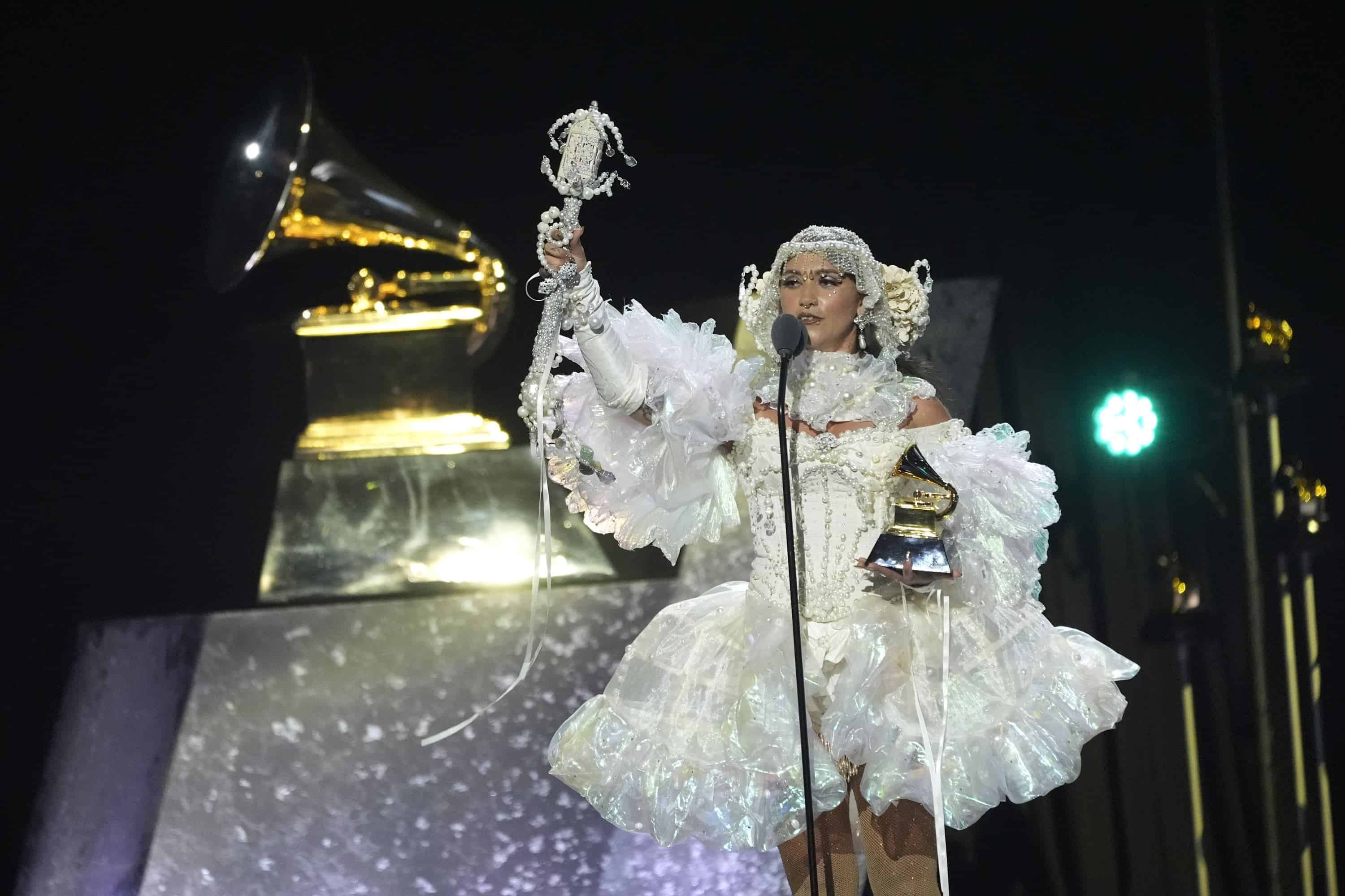 Sierra Ferrell recibe el premio a la mejor interpretación de american roots por Lighthouse durante la 67ª entrega anual de los premios Grammy el domingo 2 de febrero de 2025 en Los Ángeles.