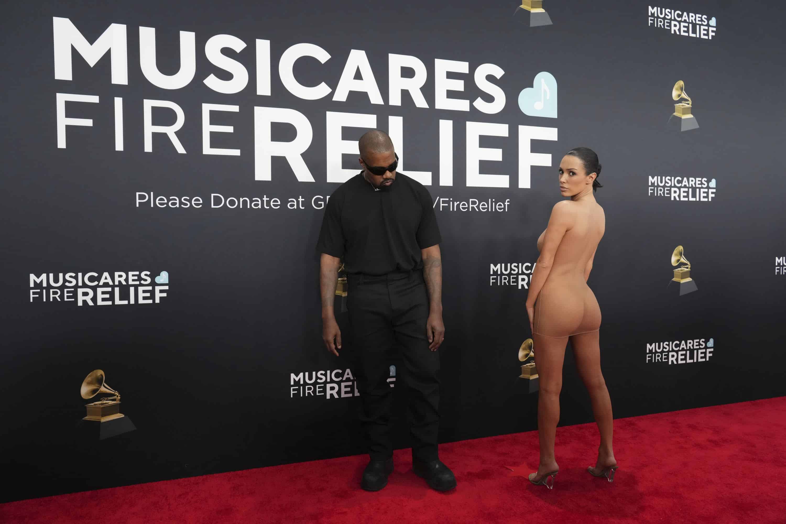 Kanye West, a la izquierda, y Bianca Censori, con un traje que no dejó nada a la imaginación, llegan a la 67a edición anual de los Premios Grammy el domingo 2 de febrero de 2025 en Los Ángeles.