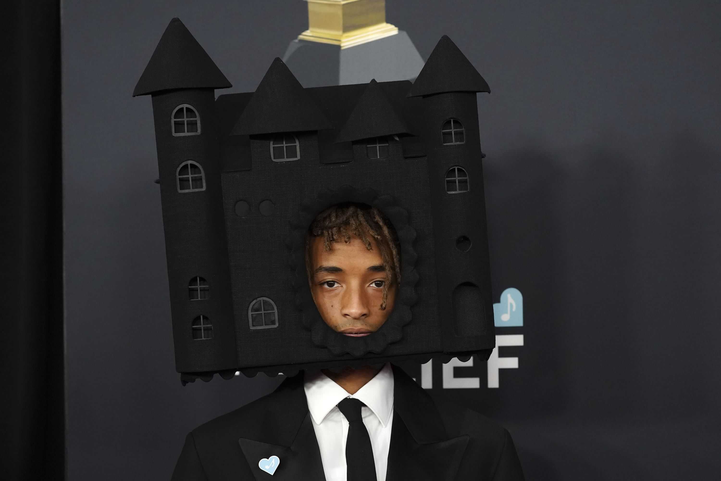 Jaden Smith llevó una casa sobre su cabeza en la alfombra roja de los premios Grammy 2025.