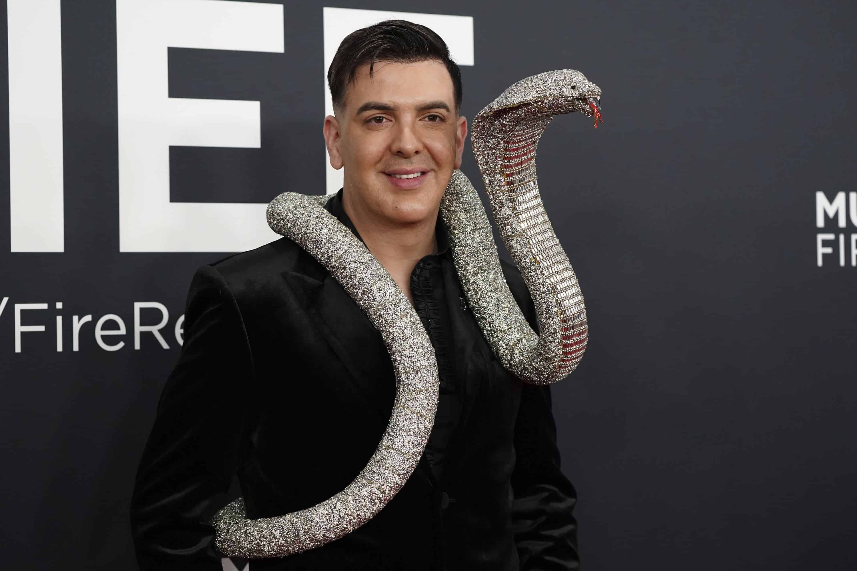 El cantante mexicano Marcos Hernández, conocido como Markos D1, escogió una serpiente como compañera en la gala de los Premios Grammy.