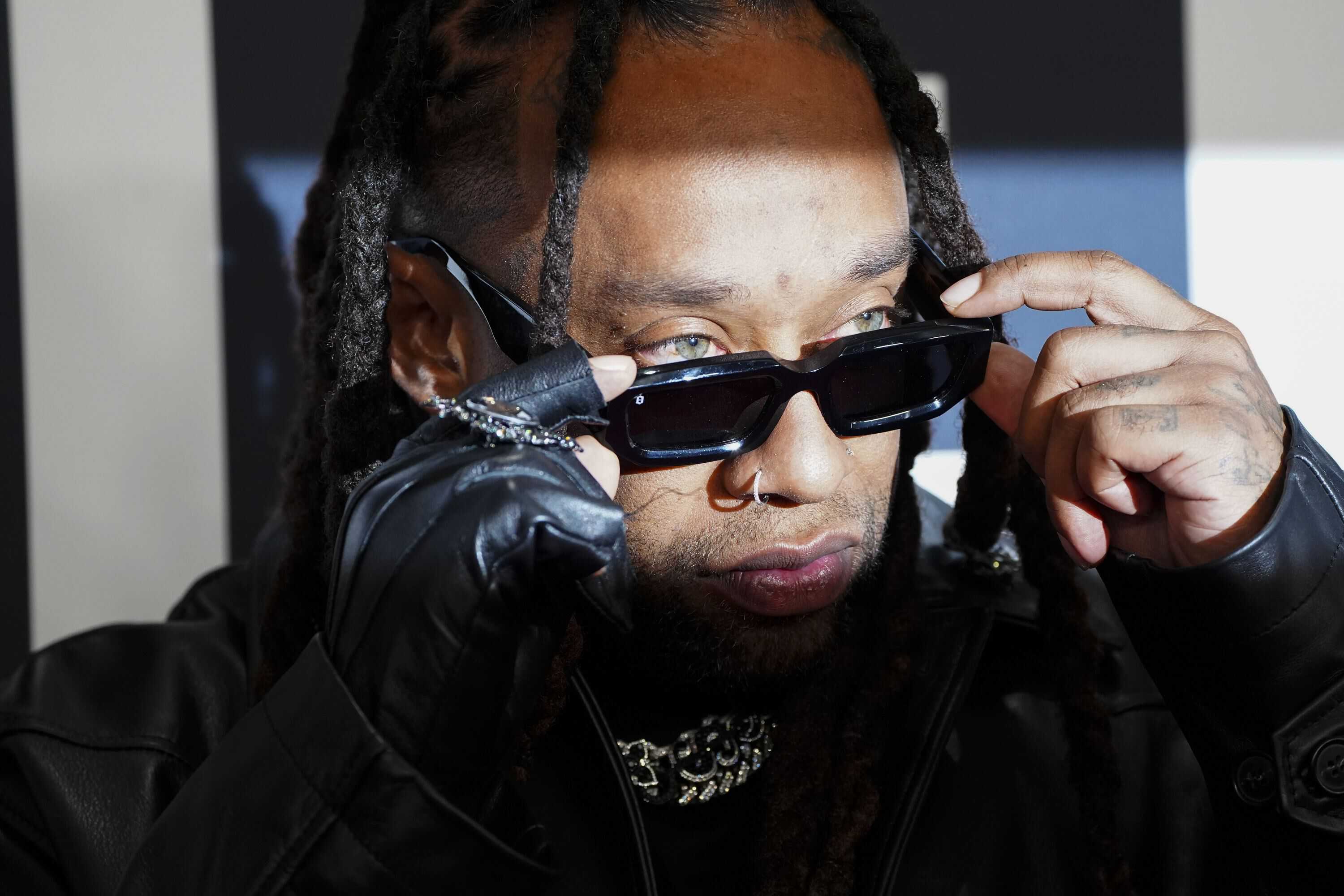 El rapero estadounidense Ty Dolla Sign, muestra sus ojos claros ante las cámaras que dieron cobertura a la alfombra roja de los Premios Grammy 2025.