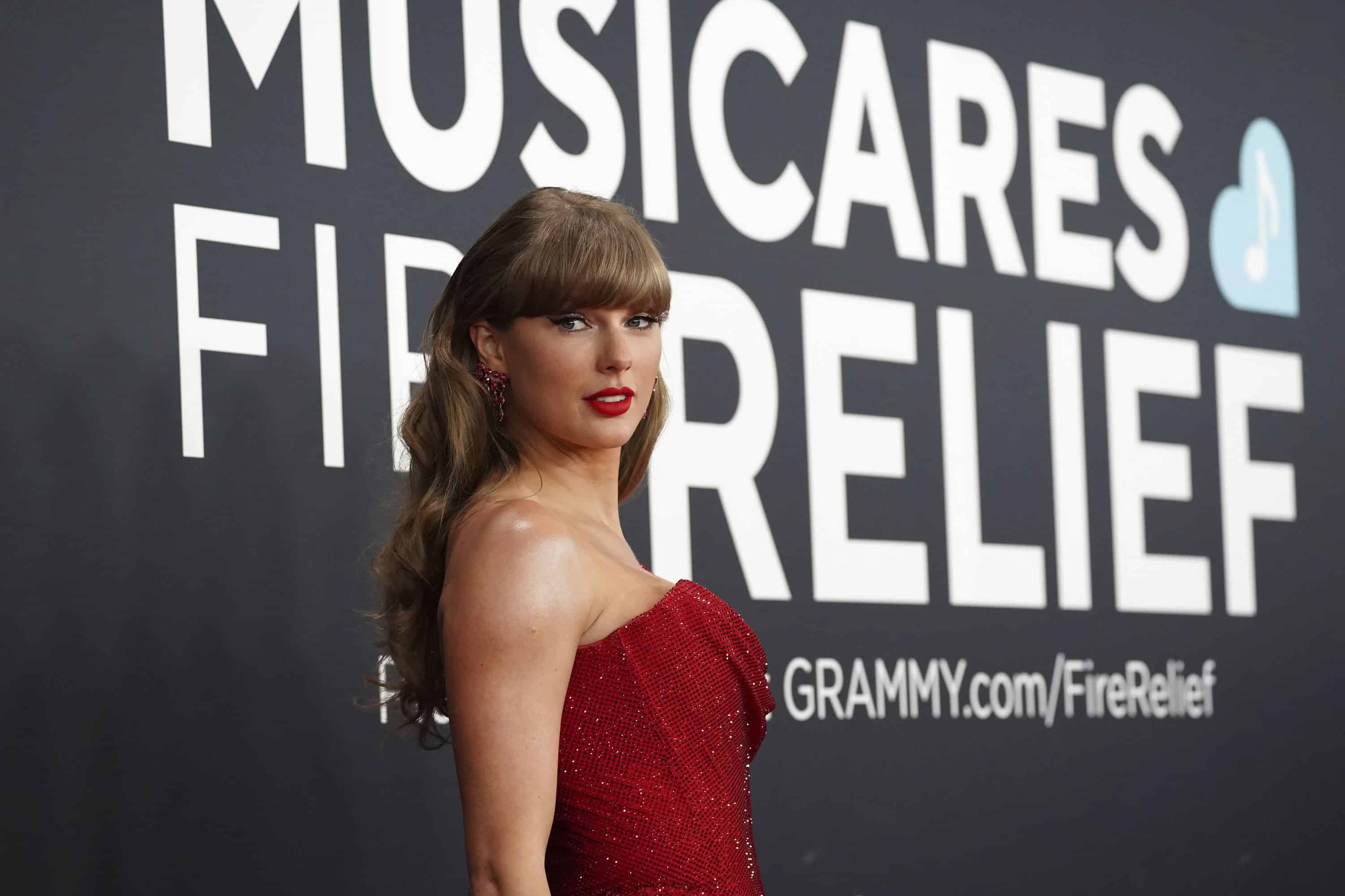 La belleza de Taylos Swift, vestida totalmente de rojo, en la entrega de los premios de la música en Estados Unidos.