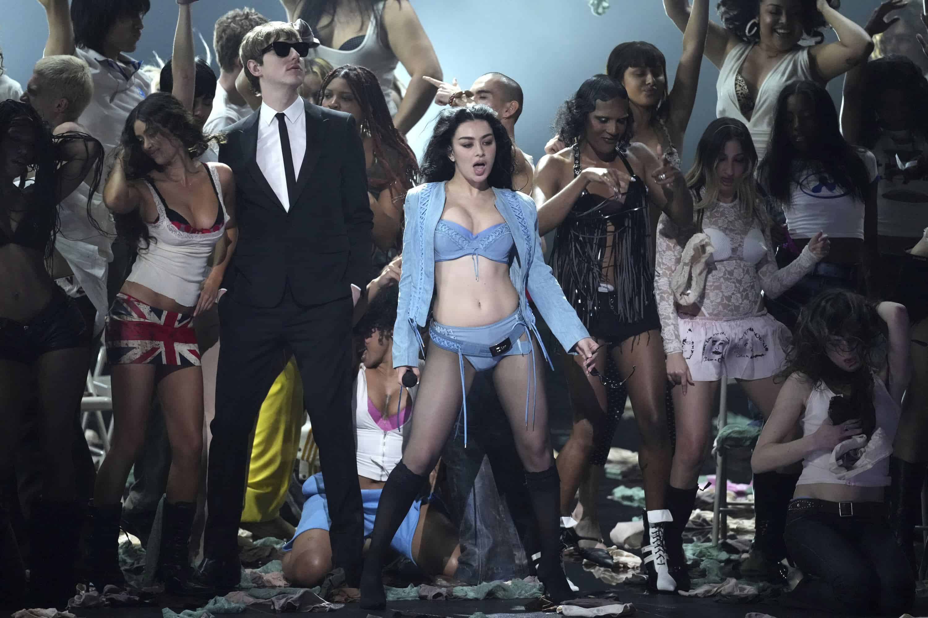 Charli XCX actúa con The Dare durante la 67a edición anual de los Premios Grammy el domingo 2 de febrero de 2025, en Los Ángeles.