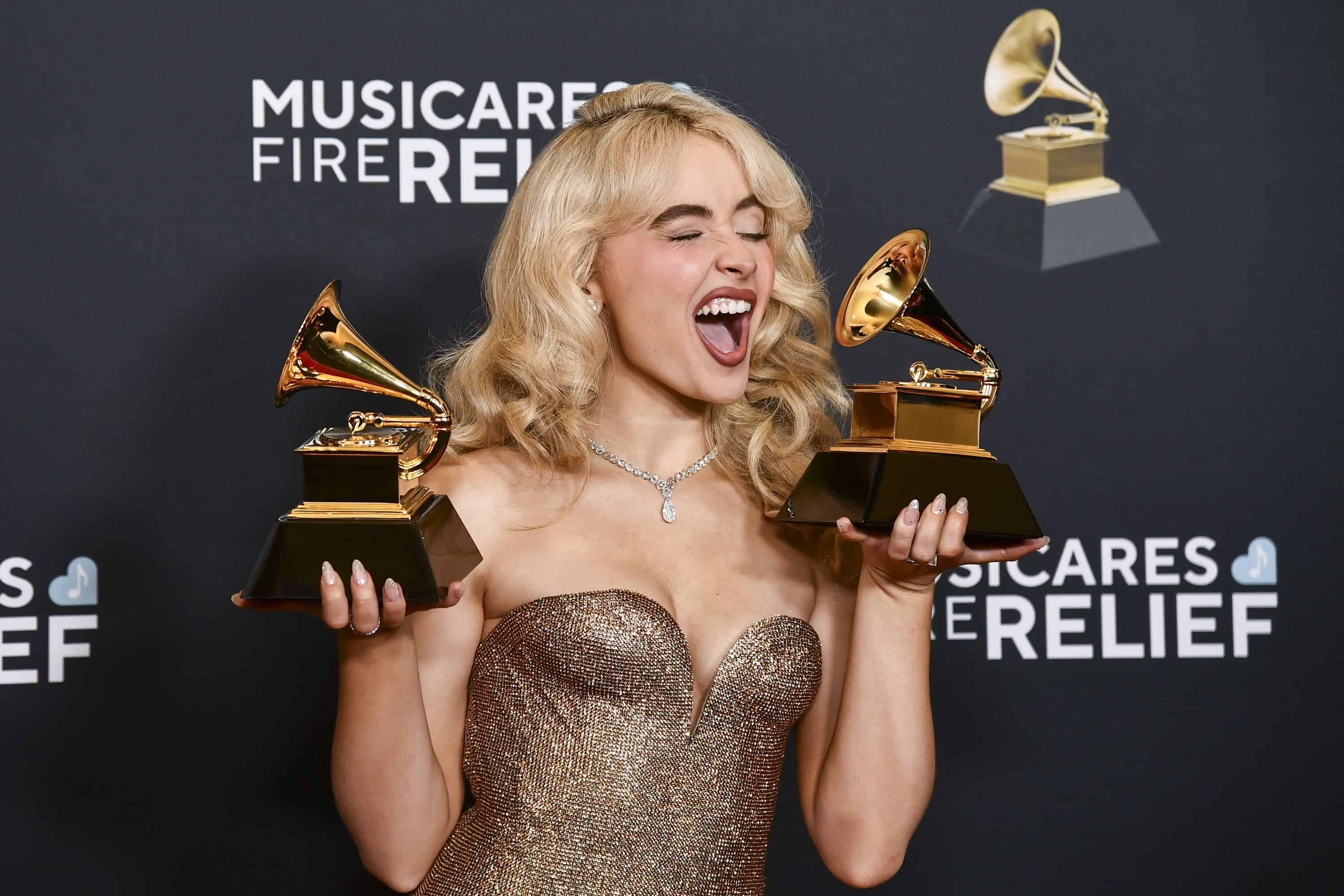 Sabrina Carpenter posa en la sala de prensa con el premio a la mejor interpretación pop en solitario y al mejor álbum vocal pop durante la 67a edición anual de los Premios Grammy el domingo 2 de febrero de 2025 en Los Ángeles.