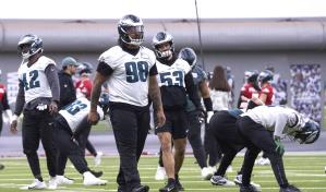 El Super Bowl podría depender de los linieros con Eagles y Chiefs preparando presión por el centro