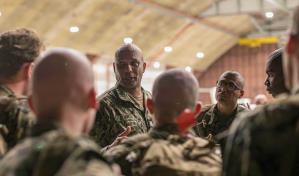 Tropas de Estados Unidos llegan a Guantánamo para preparar el centro de migrantes de Trump