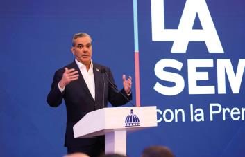 El Gobierno evalúa cobrar los servicios de salud a los extranjeros sin papeles