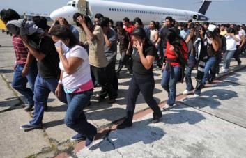 Activistas y migrantes denuncian caos y desesperación tras primeras deportaciones de Trump