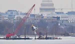 Recuperan en EEUU parte de fuselaje del avión que chocó con helicóptero militar