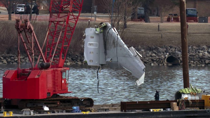 Acusan a dos empleados del aeropuerto de Washington de filtrar video del accidente