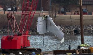 Láseres ayudan en la búsqueda de restos tras colisión de avión y helicóptero cerca de Washington Láseres ayudan en la búsqueda de restos tras colisión de avión y helicóptero cerca de Washington