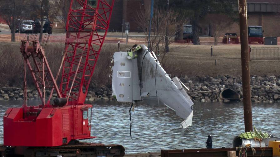 Láseres ayudan en la búsqueda de restos tras colisión de avión y helicóptero cerca de Washington