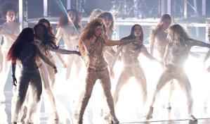 Shakira vuelve a lo grande a los Grammy con aplaudido performance