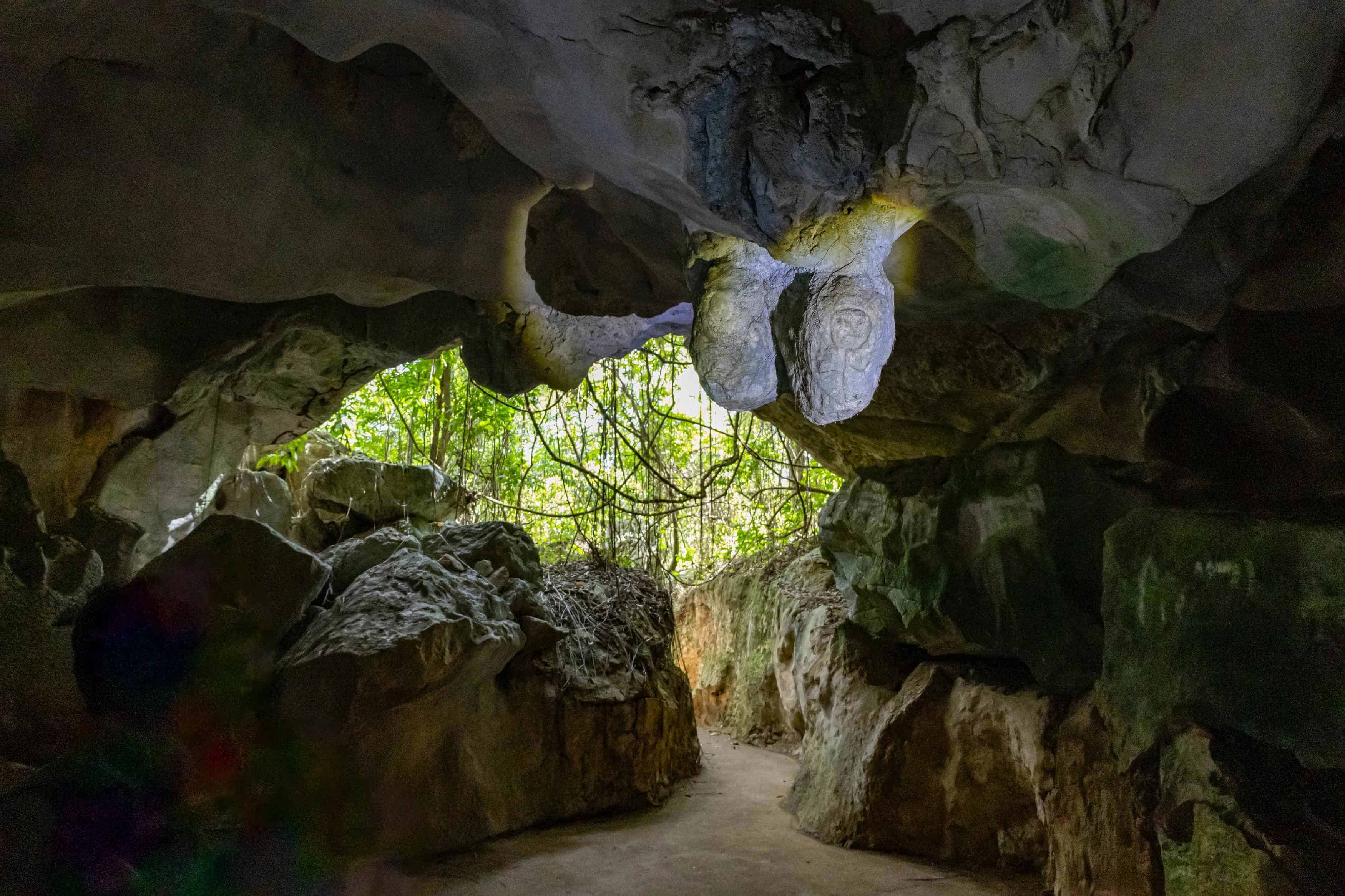 Un garabato esculpido en la roca, en una de las entradas de las cuevas.