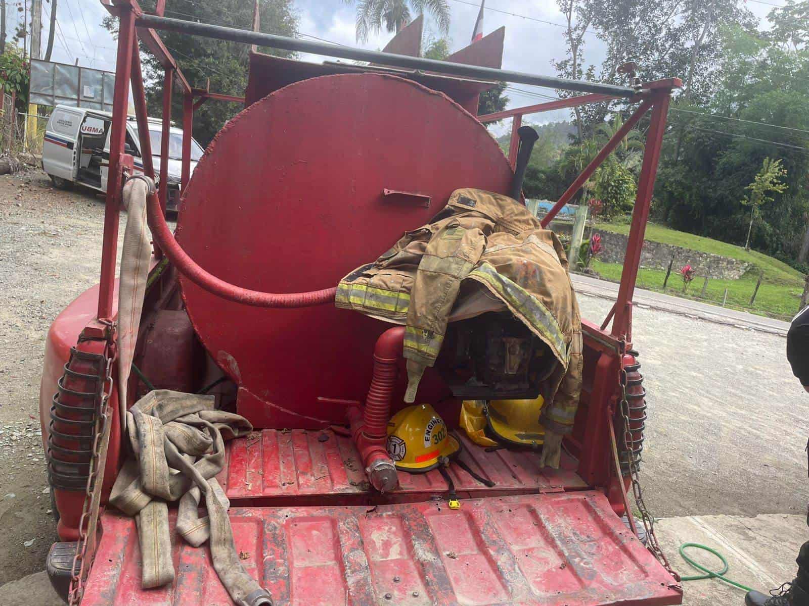 La camioneta adaptada para que funcione como de emergencia del Cuerpo de Bomberos de Manabao, en Jarabacoa.