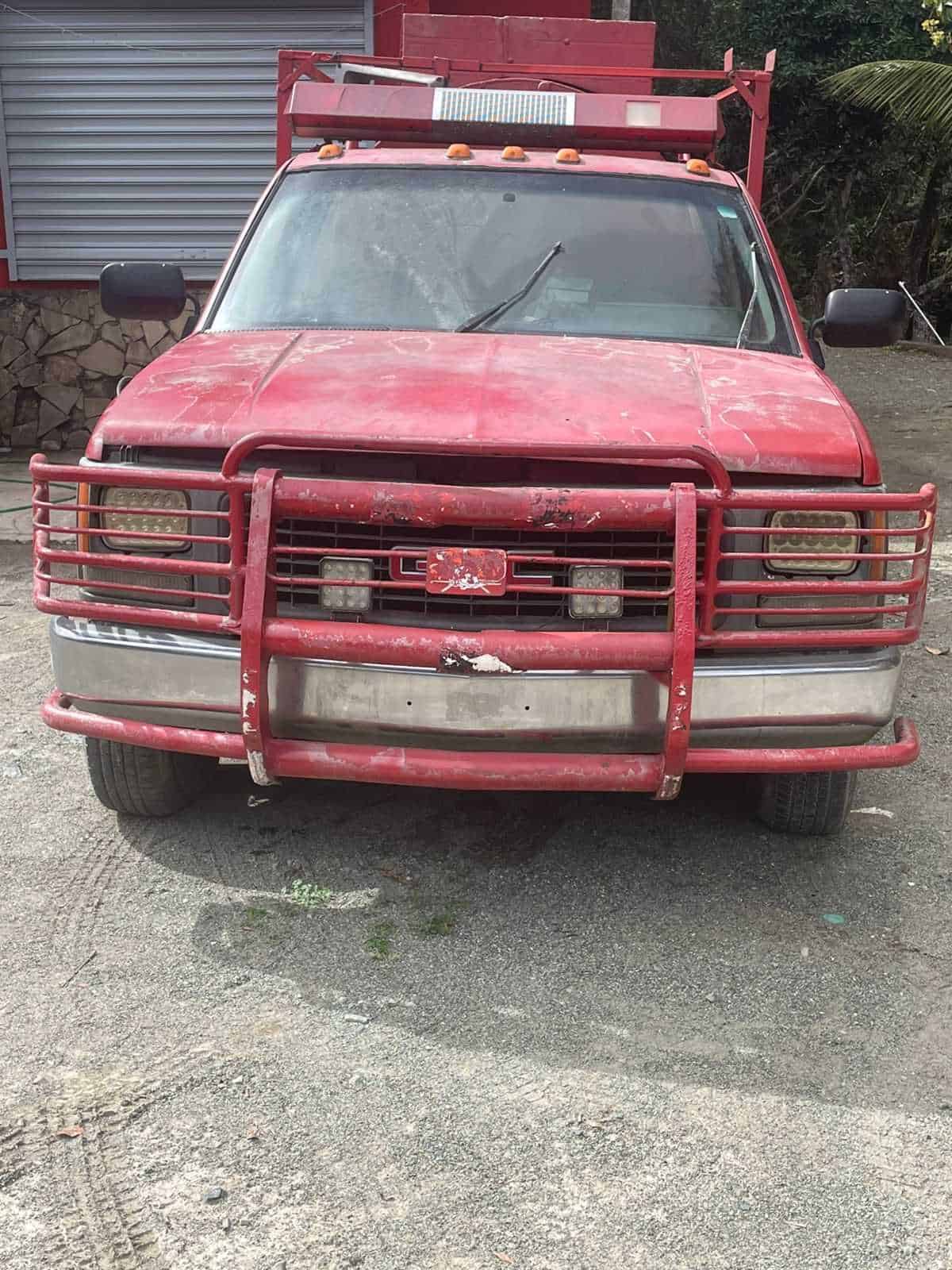 La camioneta adaptada para que funcione como de emergencia del Cuerpo de Bomberos de Manabao, en Jarabacoa.