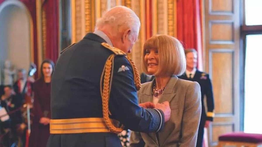 Anna Wintour recibe condecoración del rey Carlos III y descarta jubilarse