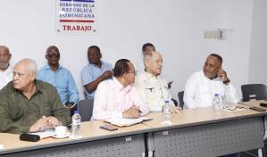 Sindicalistas proyectan salario mínimo de grandes empresas superior a RD$30,000 con subida de 30 % Sindicalistas proyectan salario mínimo de grandes empresas superior a RD$30,000 con subida de 30 %