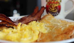 Cadena de comida de EE.UU. aumenta el precio de sus platos con huevos debido a escasez