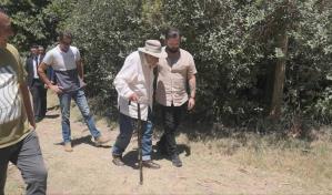 Boric planta un olivo con Mujica durante visita a Uruguay y critica a Venezuela