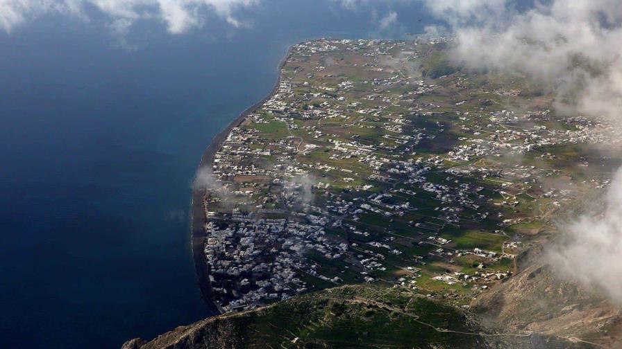 Unas 9,000 personas han abandonado Santorini por temor a la oleada de terremotos