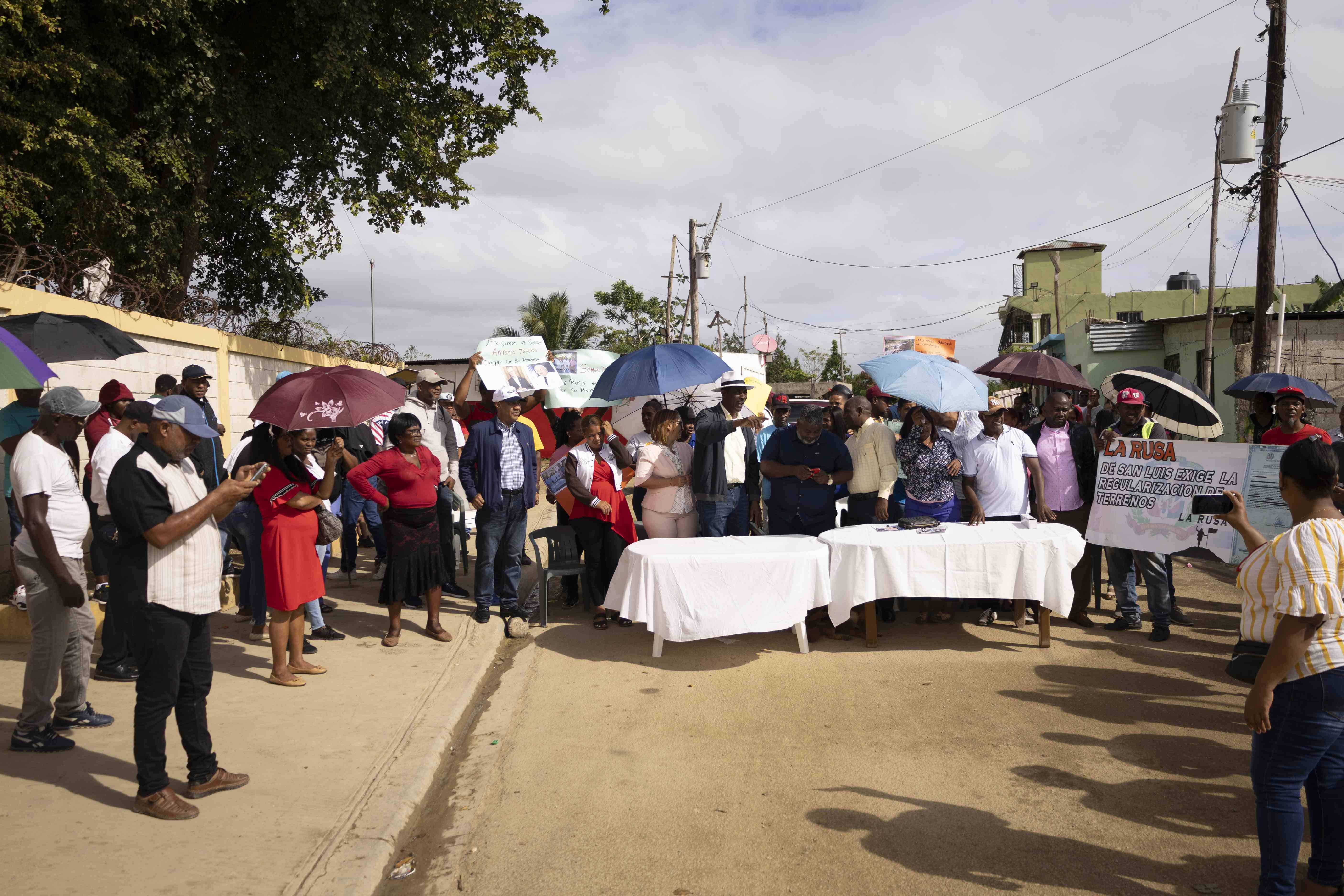 Comunitarios de San Luis hablan a la prensa.  