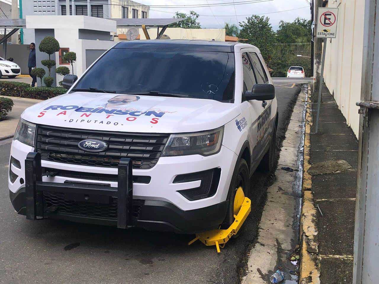 Una camioneta del diputado Robinson Santos también fue fiscalizada.