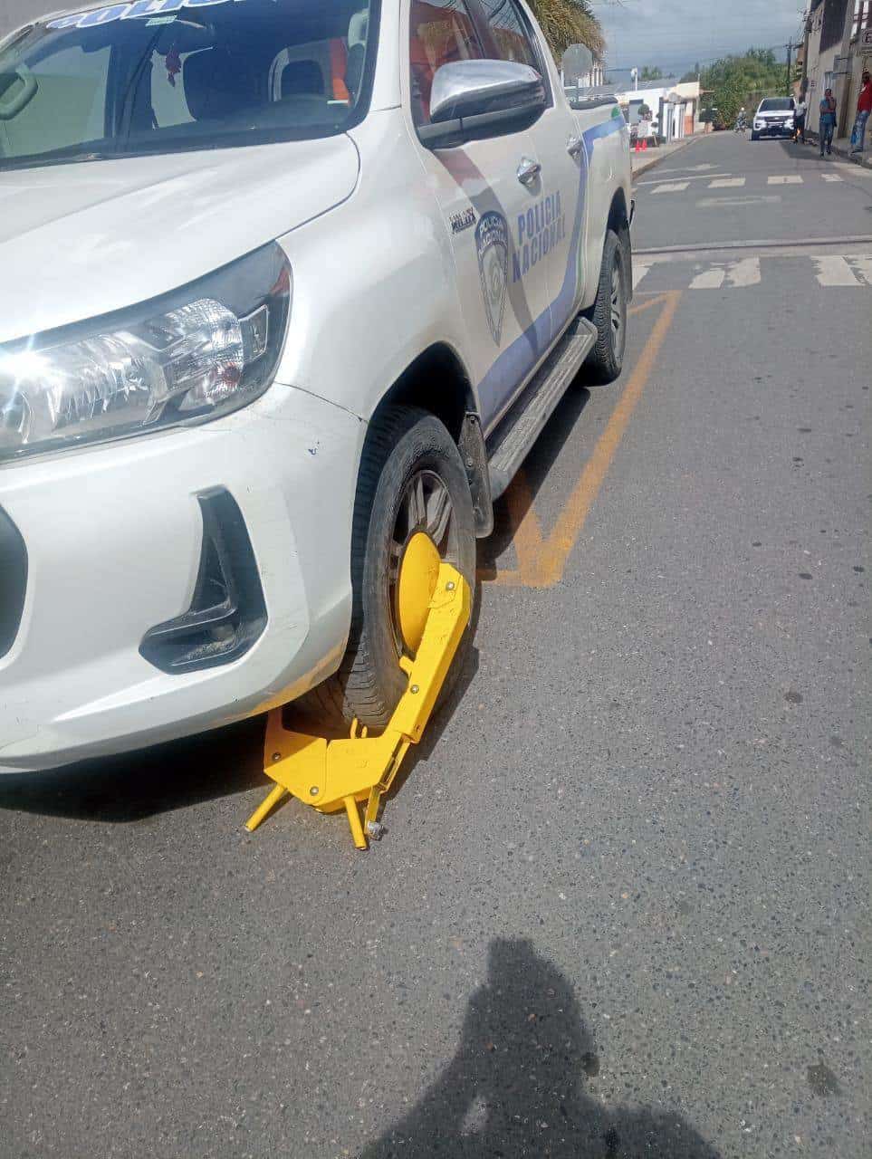 Camioneta de la Policía mal estacionada en Moca. 