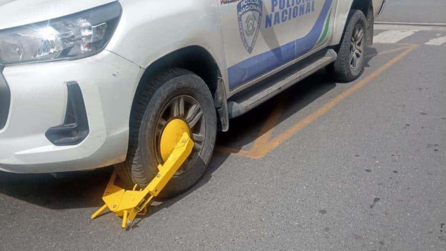 Alcaldía de Moca coloca candado a vehículo de la Policía Nacional mal estacionado