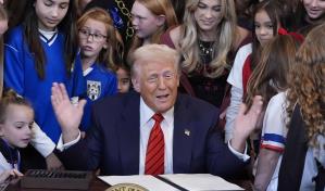 Trump firma decreto que impide a atletas transgénero participar en deportes femeninos