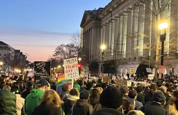 Manifestación multitudinaria en Washington contra el rol de Musk en el Gobierno federal
