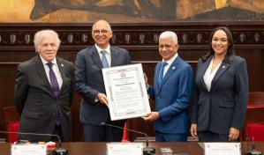 El Senado reconoce al empresario Fernando Capellán El Senado reconoce al empresario Fernando Capellán