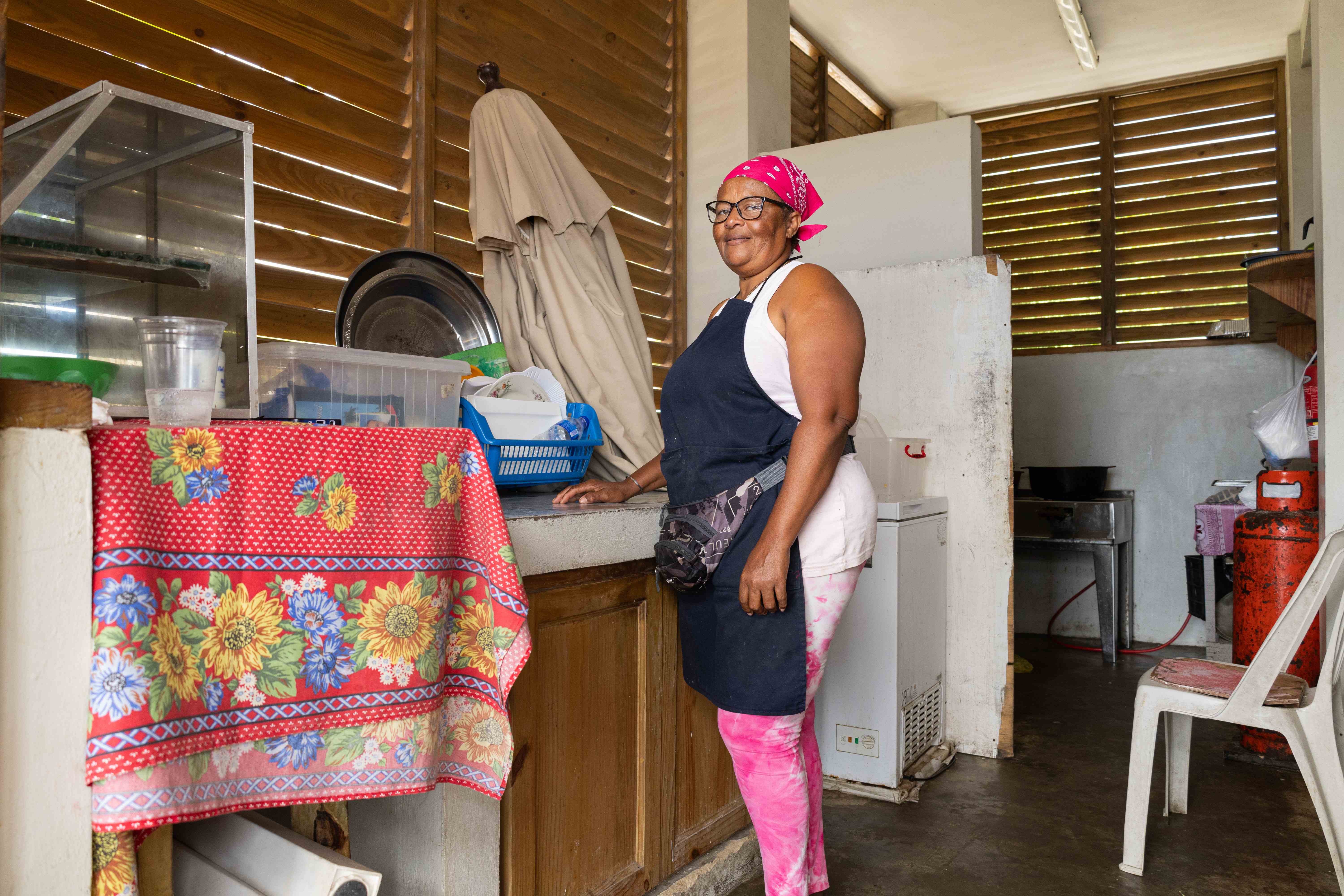 Bernardina Rosario muestra su puesto de venta en la playa de los vendedores en Guayacanes.