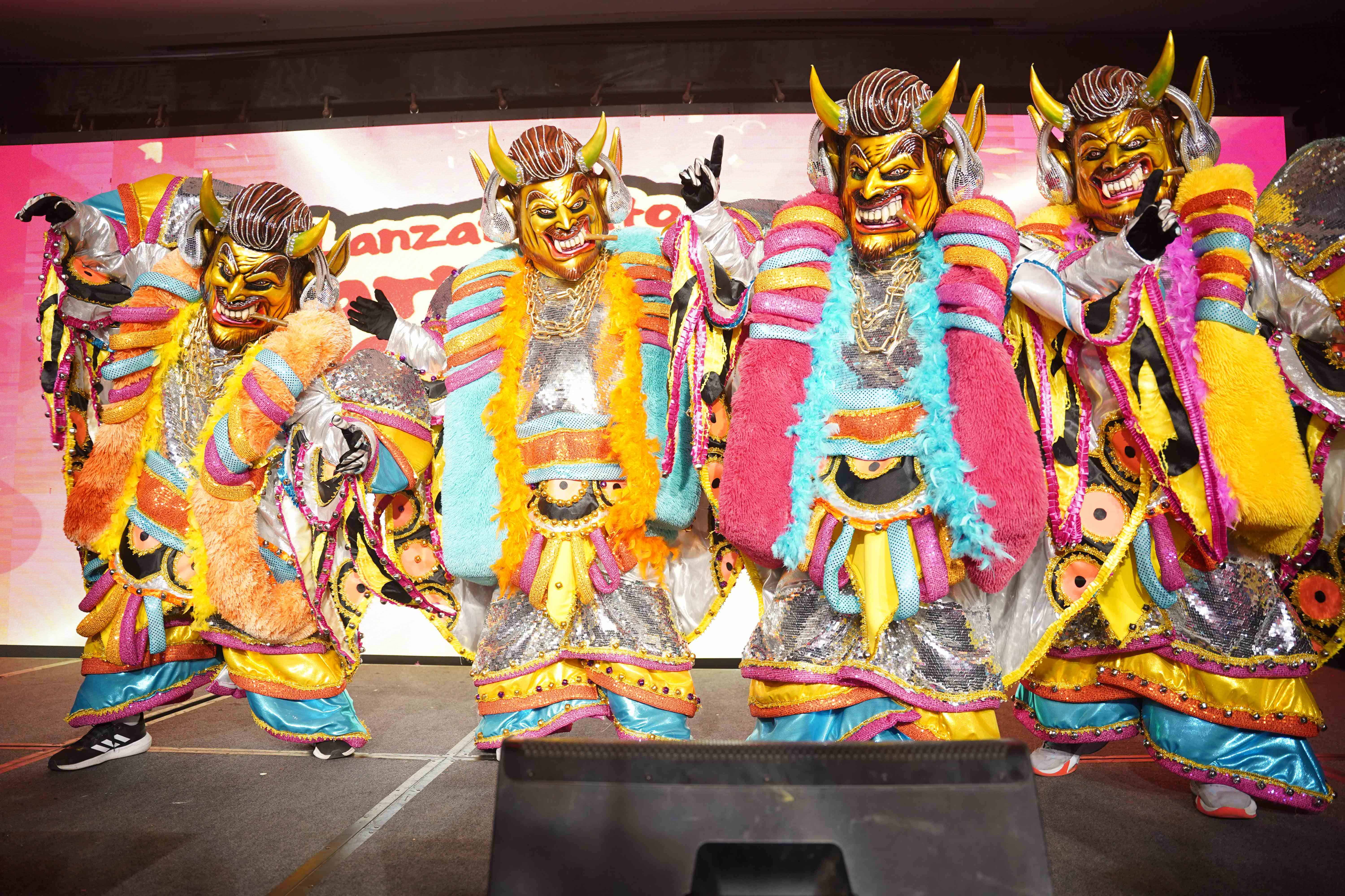 Los Broncos, una de las emblemáticas comparsas del carnaval de La Vega