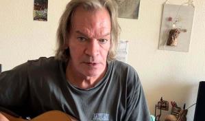 Cantautor muere al caer desde el décimo piso de su apartamento durante un registro policial