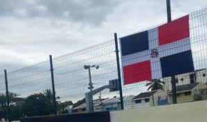 Carolina Mejía coloca la bandera nacional en parques y plazas en conmemoración del Mes de la Patria