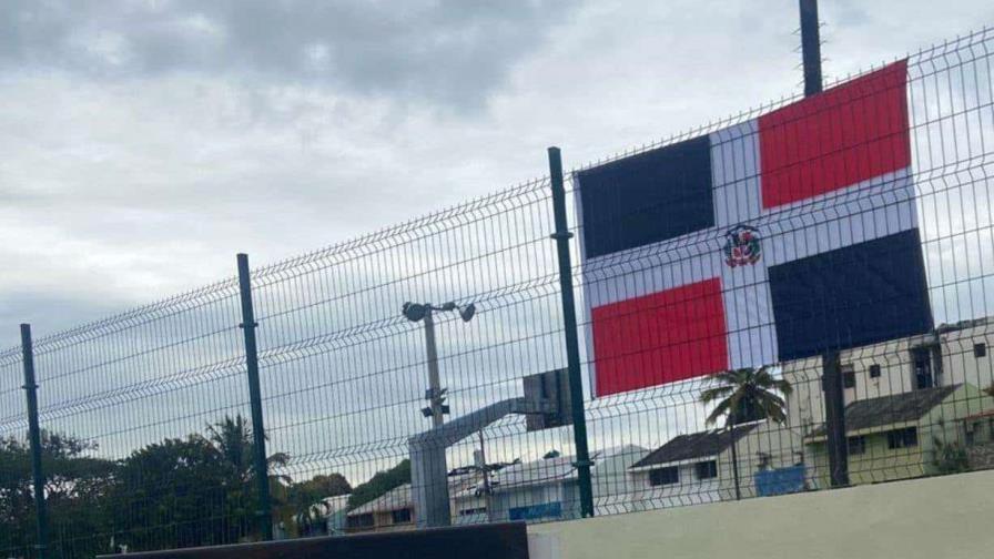 Carolina Mejía coloca la bandera nacional en parques y plazas en conmemoración del Mes de la Patria