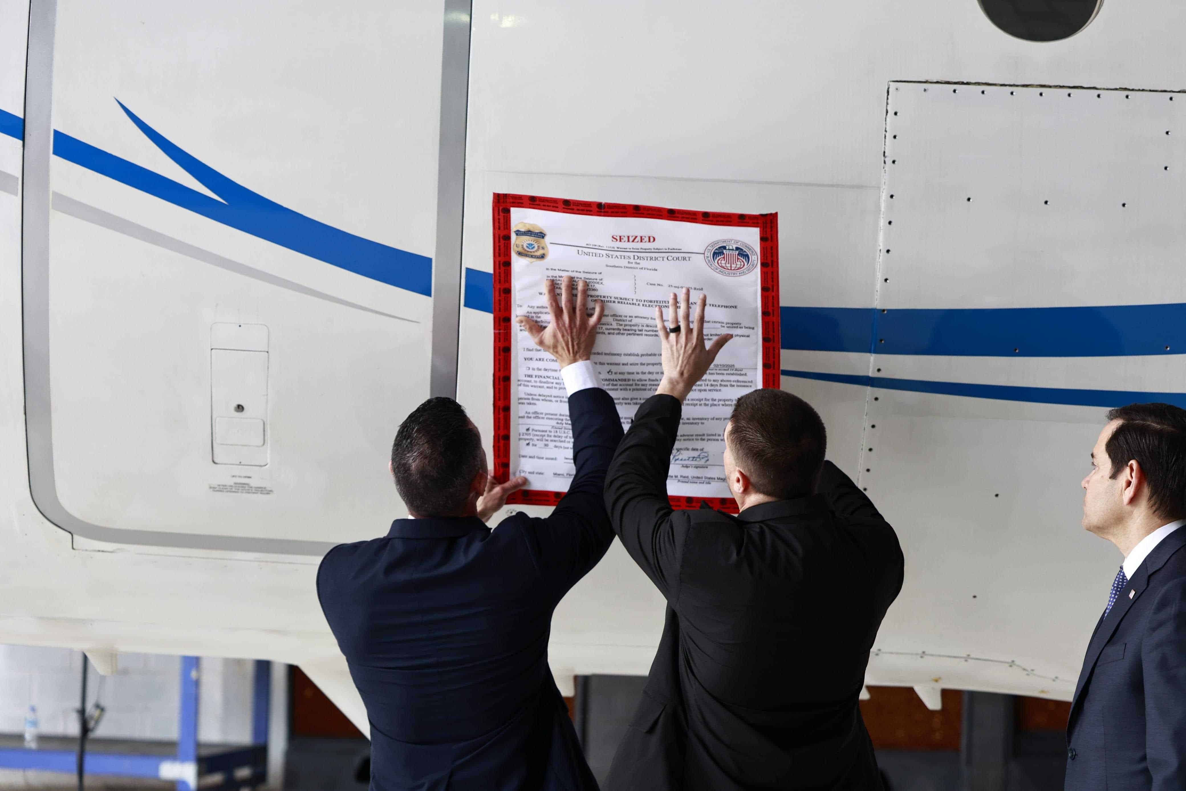 Momento en que funcionarios de Estados Unidos confiscan el avión del gobierno venezolano. 