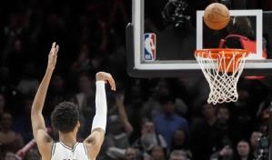 Wembanyama convierte tiro libre decisivo y Spurs superan 126-125 a Hawks en debut de Fox