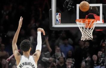Wembanyama convierte tiro libre decisivo y Spurs superan 126-125 a Hawks en debut de Fox