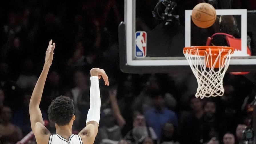 Wembanyama convierte tiro libre decisivo y Spurs superan 126-125 a Hawks en debut de Fox