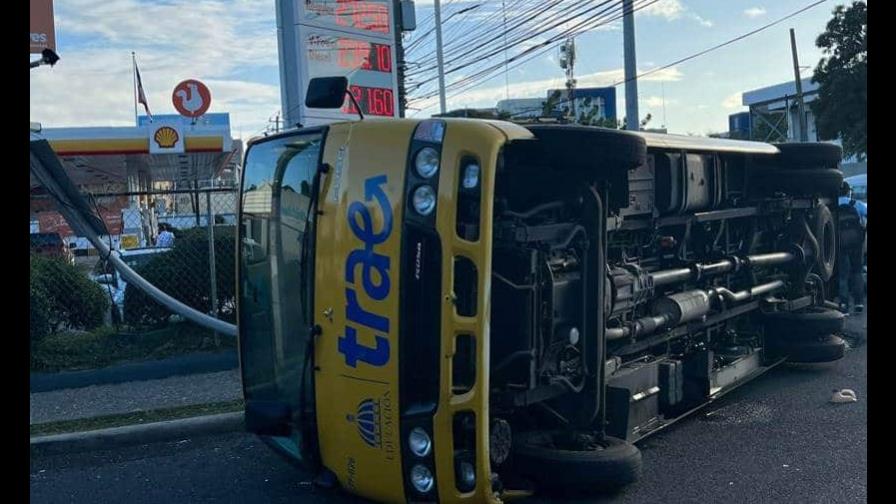 Accidente sin heridos entre autobuses del TRAE y del transporte interurbano Accidente sin heridos entre autobuses del TRAE y del transporte interurbano